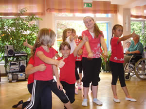 Die Kinder der Schiller Schule im Seniorenheim