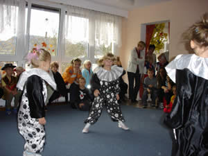 Harlekin im Kindergarten Knirpsenland